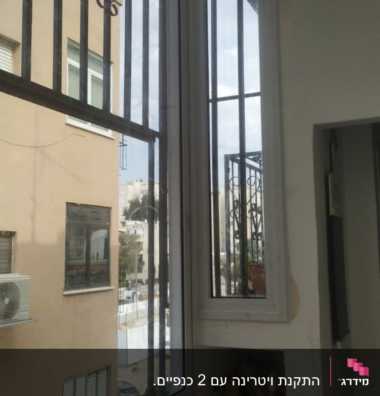 חלון עם מסגרת אלומיניום וסורגים